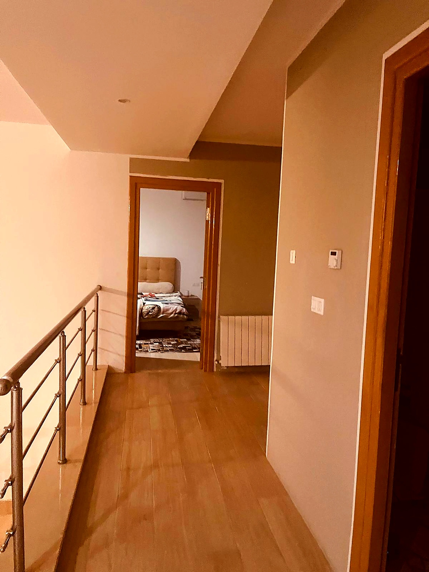 Upstairs corridor with parquet floors leading to the bedrooms