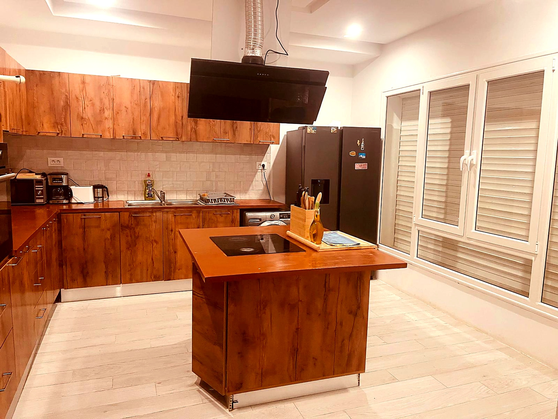 Fully equipped kitchen with island and induction hob